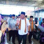 Gubernur Sumsel, Herman Deru didampingi Bupati Muba HM Toha saat tiba di Masjid Desa Ulak Embacang, Selasa (22/9/2026). Foto: Humas Pemprov Sumsel.