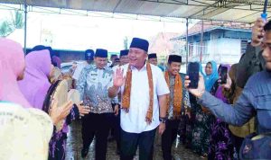 Gubernur Sumsel, Herman Deru didampingi Bupati Muba HM Toha saat tiba di Masjid Desa Ulak Embacang, Selasa (22/9/2026). Foto: Humas Pemprov Sumsel. Gubernur Sumsel, Herman Deru didampingi Bupati Muba HM Toha saat tiba di Masjid Desa Ulak Embacang, Selasa (22/9/2026). Foto: Humas Pemprov Sumsel.