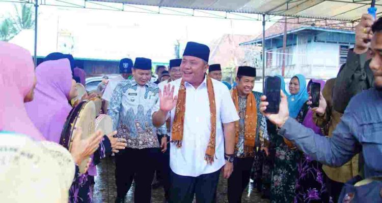 Gubernur Sumsel, Herman Deru didampingi Bupati Muba HM Toha saat tiba di Masjid Desa Ulak Embacang, Selasa (22/9/2026). Foto: Humas Pemprov Sumsel.