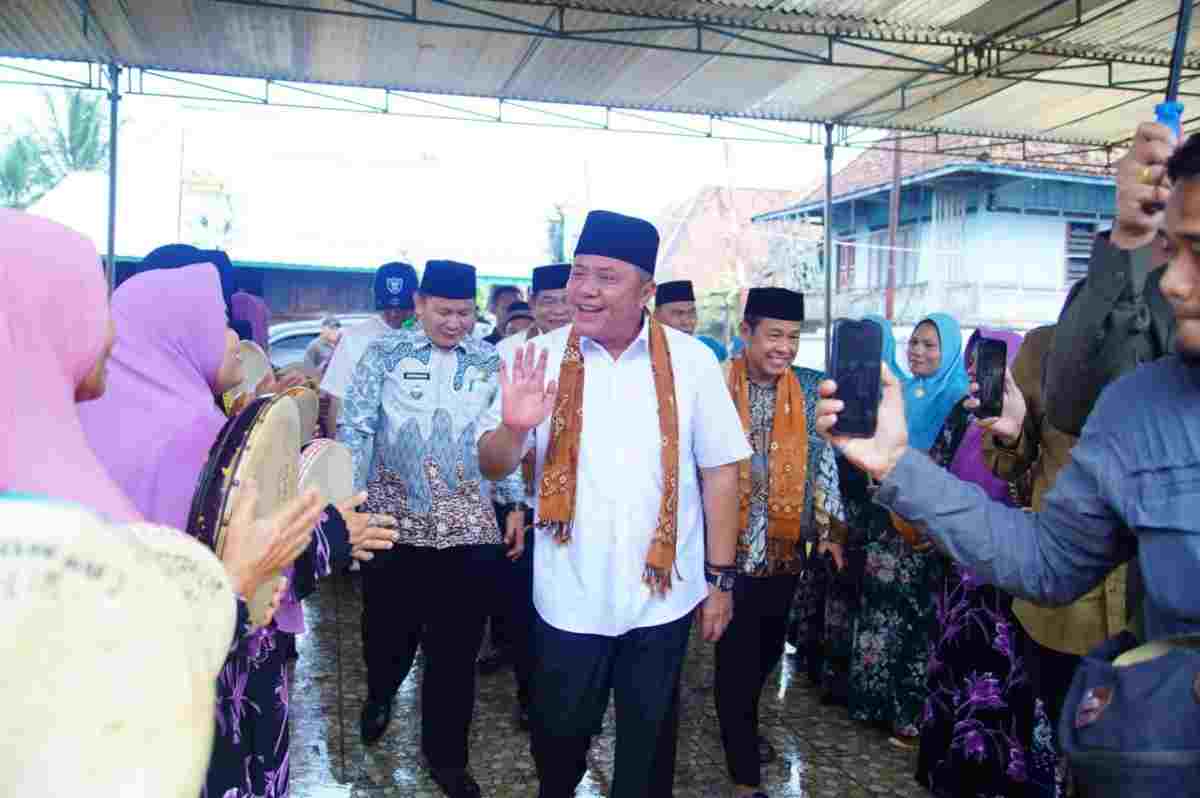 Gubernur Sumsel, Herman Deru didampingi Bupati Muba HM Toha saat tiba di Masjid Desa Ulak Embacang, Selasa (22/9/2026). Foto: Humas Pemprov Sumsel.