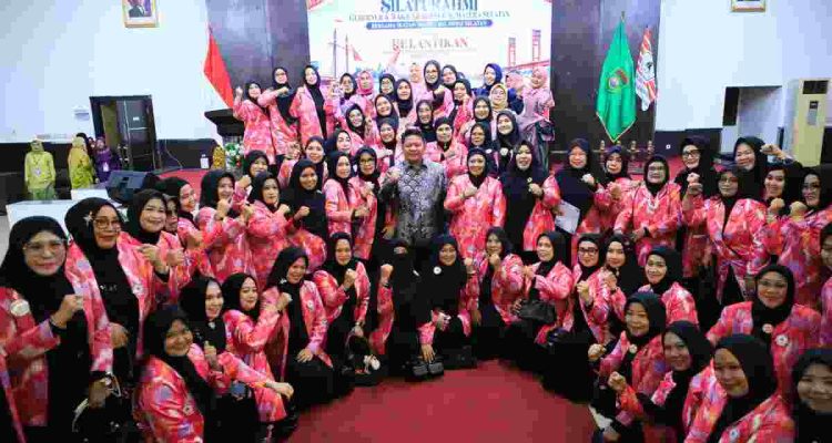 Gubernur Sumatera Selatan Dr. H. Herman Deru menghadiri acara silaturahmi sekaligus pelantikan pengurus Ikatan Wanita Sulawesi Selatan (IWSS) Sumsel periode 2026–2031 di Palembang, Rabu (9/9/2026). Foto: Humas Pemprov Sumsel.