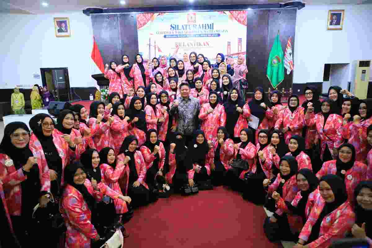 Gubernur Sumatera Selatan Dr. H. Herman Deru menghadiri acara silaturahmi sekaligus pelantikan pengurus Ikatan Wanita Sulawesi Selatan (IWSS) Sumsel periode 2026–2031 di Palembang, Rabu (9/9/2026). Foto: Humas Pemprov Sumsel.