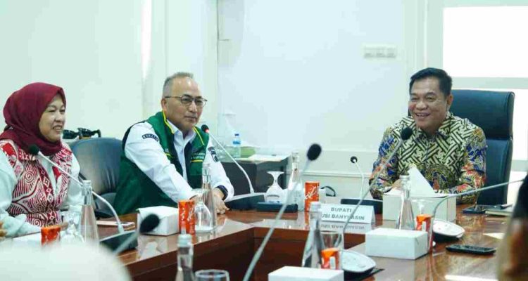 Bupati Muba HM Toha Tohet, SH menerima audiensi jajaran Pengurus IKA-Muba di ruang rapat Kantor Perwakilan Muba di Palembang, Kamis (17/9/2026). Foto: Kominfo Muba.