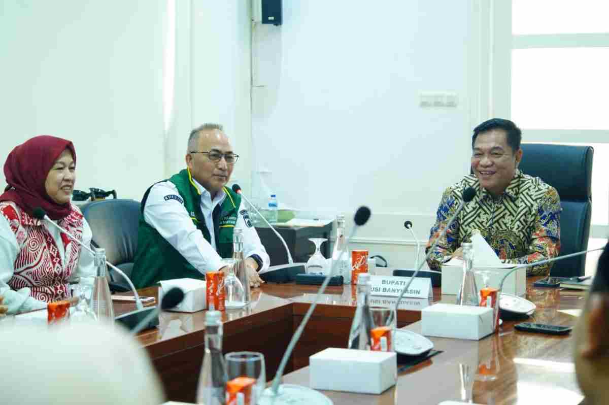 Bupati Muba HM Toha Tohet, SH menerima audiensi jajaran Pengurus IKA-Muba di ruang rapat Kantor Perwakilan Muba di Palembang, Kamis (17/9/2026). Foto: Kominfo Muba.