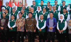 Muba-40kb (2) Gubernur Sumatera Selatan Dr. H. Herman Deru dan Wagub Cik Ujang saat pengukuhan pengurus Ikatan Keluarga Musi Banyuasin (IKA-Muba) Sumsel periode 2026–2030, dengan Apriyadi sebagai ketua terpilih. Foto: Humas Pemprov Sumsel.