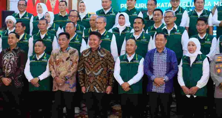 Gubernur Sumatera Selatan Dr. H. Herman Deru dan Wagub Cik Ujang saat pengukuhan pengurus Ikatan Keluarga Musi Banyuasin (IKA-Muba) Sumsel periode 2026–2030, dengan Apriyadi sebagai ketua terpilih. Foto: Humas Pemprov Sumsel.