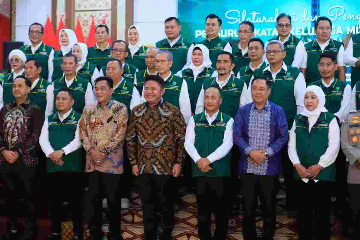 Gubernur Sumatera Selatan Dr. H. Herman Deru dan Wagub Cik Ujang saat pengukuhan pengurus Ikatan Keluarga Musi Banyuasin (IKA-Muba) Sumsel periode 2026–2030, dengan Apriyadi sebagai ketua terpilih. Foto: Humas Pemprov Sumsel.