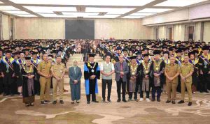 Menghadiri acara wisuda Universitas Persatuan Guru Republik Indonesia (PGRI) Palembang ke 67, Wali kota Palembang Ratu Dewa berbagi kisah inspiratif perjalanan hidupnya kepada para wisudawan. Foto: Kopminfo Palembang.