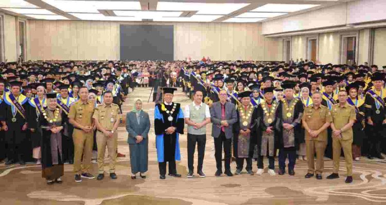 Menghadiri acara wisuda Universitas Persatuan Guru Republik Indonesia (PGRI) Palembang ke 67, Wali kota Palembang Ratu Dewa berbagi kisah inspiratif perjalanan hidupnya kepada para wisudawan. Foto: Kopminfo Palembang.
