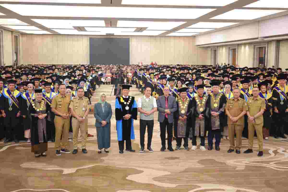 Menghadiri acara wisuda Universitas Persatuan Guru Republik Indonesia (PGRI) Palembang ke 67, Wali kota Palembang Ratu Dewa berbagi kisah inspiratif perjalanan hidupnya kepada para wisudawan. Foto: Kopminfo Palembang.