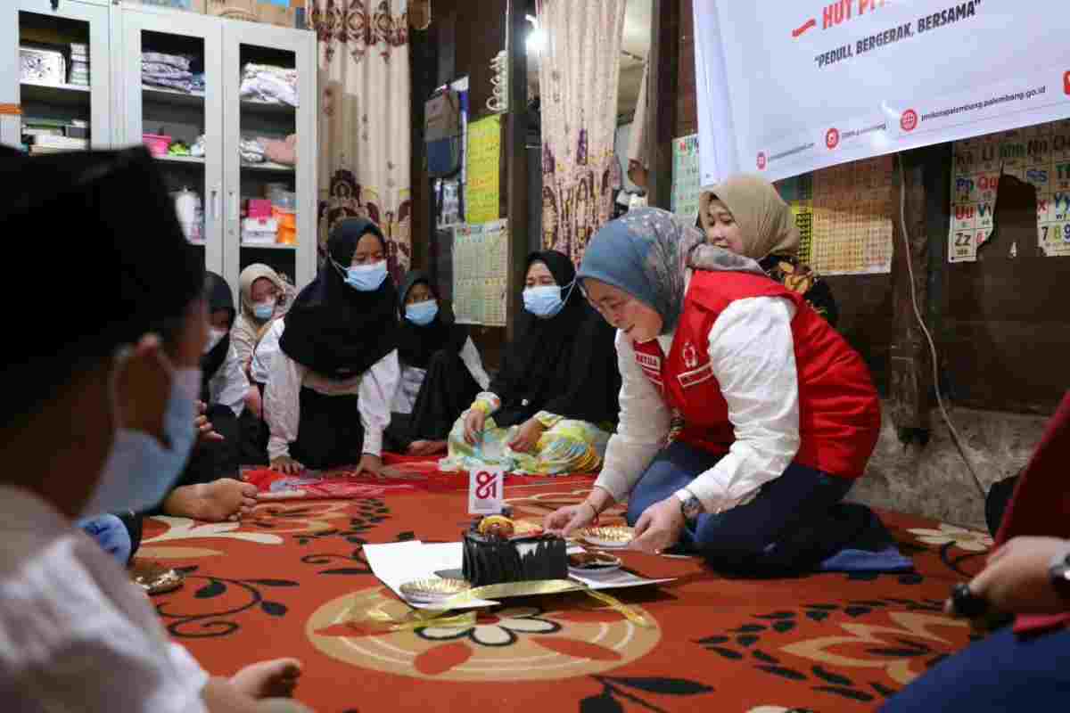 Dalam rangka memperingati Hari Ulang Tahun (HUT) ke-81 Palang Merah Indonesia (PMI), Ketua PMI Kota Palembang, Hj Dewi Sastrani melakukan kunjungan ke Panti Asuhan Yunda Rizki yang berlokasi di Jalan Gubernur HA Bastari, Lorong Melati, 15 Ulu, Kecamatan Jakabaring, Palembang, Jumat (18/9/2026). Foto: Kominfo Palembang.