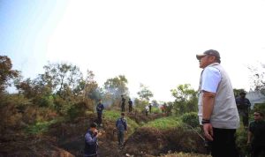 Gubernur Sumsel, Herman Deru menyaksikan langsung upaya pemadaman Karhutla di pinggi tol Kayuagung-Palembang, Senin (31/8/2026). Foto: Humas Pemprov Sumsel.