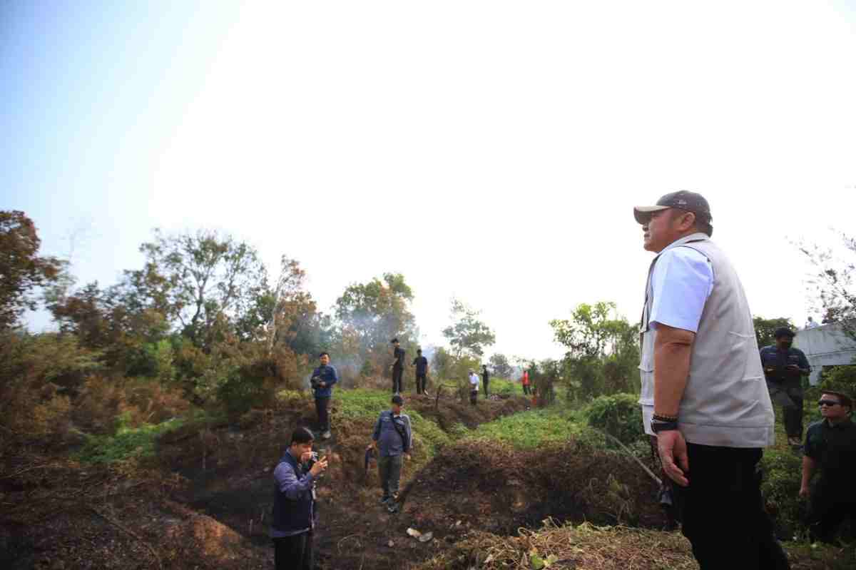 Gubernur Sumsel, Herman Deru menyaksikan langsung upaya pemadaman Karhutla di pinggi tol Kayuagung-Palembang, Senin (31/8/2026). Foto: Humas Pemprov Sumsel.