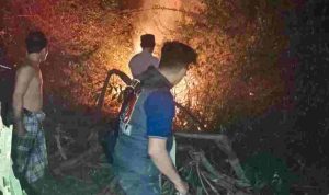 api-40kb (2) Petugas Damkar dan warga memadamkan kebakaran hutan dan lahan (karhutla) yang terjadi di dekat permukiman warga di Jalan Golkar, Dusun 2, Desa Petaling, Kecamatan Lais, Kabupaten Musi Banyuasin (Muba), Selasa (1/9/2026) malam. Foto: Kominfo Muba.