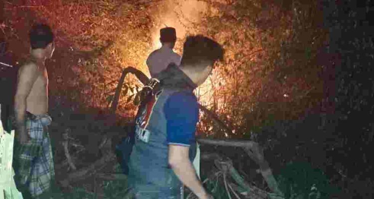 Petugas Damkar dan warga memadamkan kebakaran hutan dan lahan (karhutla) yang terjadi di dekat permukiman warga di Jalan Golkar, Dusun 2, Desa Petaling, Kecamatan Lais, Kabupaten Musi Banyuasin (Muba), Selasa (1/9/2026) malam. Foto: Kominfo Muba.
