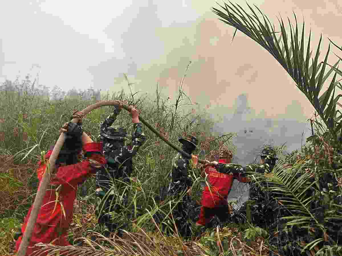 Para petugas berjikabaku memadamkan api yang membakar lahan di Muba. Foto: Dok Kominfo Muba.