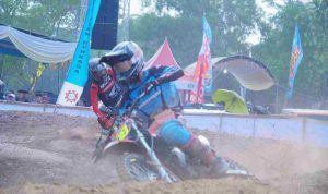 balap1-40kb Aksi peserta di ajang Grasstrack dan Motocross Daffa Racing Team 96 Champion 2026 yang digelar di Sungai Lilin, Muba, Minggu (20/9/2026). Foto: Kominfo Muba.