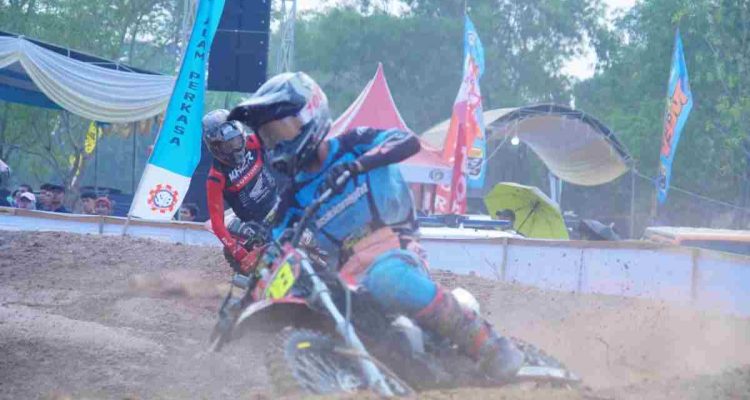 Aksi peserta di ajang Grasstrack dan Motocross Daffa Racing Team 96 Champion 2026 yang digelar di Sungai Lilin, Muba, Minggu (20/9/2026). Foto: Kominfo Muba.