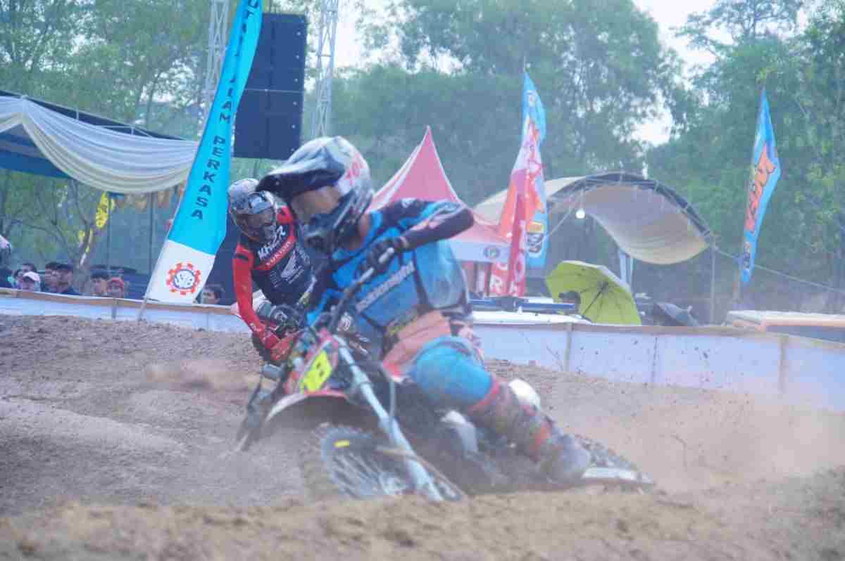 Aksi peserta di ajang Grasstrack dan Motocross Daffa Racing Team 96 Champion 2026 yang digelar di Sungai Lilin, Muba, Minggu (20/9/2026). Foto: Kominfo Muba.