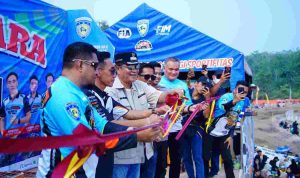 Bupati Muba, HM Toha saat penutupan kejuaraan Grasstrack dan Motocross Daffa Racing Team 96 Champion 2026 yang digelar di Sungai Lilin, Muba, Minggu (20/9/2026). Foto: Kominfo Muba.