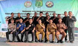 Sekda Muba Drs Syafaruddin, MSi saat menghadiri kegiatan Bamukoi Berbagi sekaligus Pengukuhan Pengurus Koperasi Bamukoi Kabupaten Musi Banyuasin Periode 2026-2031, di Lapangan Dusun 2, Desa Sukadamai, Kecamatan Tungkal Jaya, Selasa (8/9/2026). Foto: Kominfo Muba.