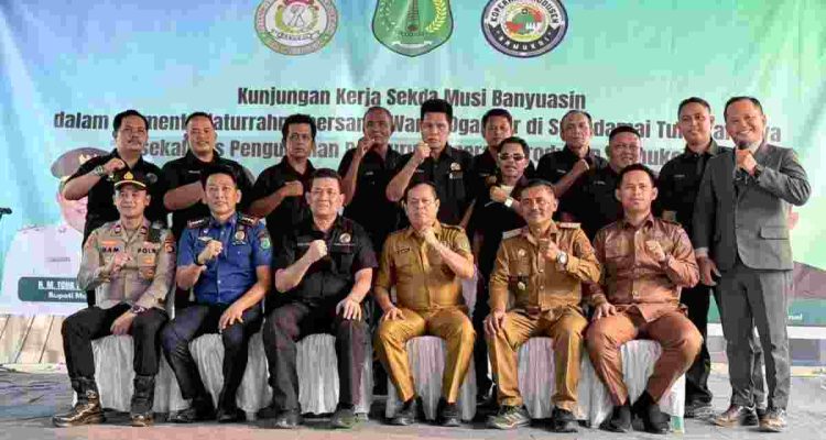 Sekda Muba Drs Syafaruddin, MSi saat menghadiri kegiatan Bamukoi Berbagi sekaligus Pengukuhan Pengurus Koperasi Bamukoi Kabupaten Musi Banyuasin Periode 2026-2031, di Lapangan Dusun 2, Desa Sukadamai, Kecamatan Tungkal Jaya, Selasa (8/9/2026). Foto: Kominfo Muba.