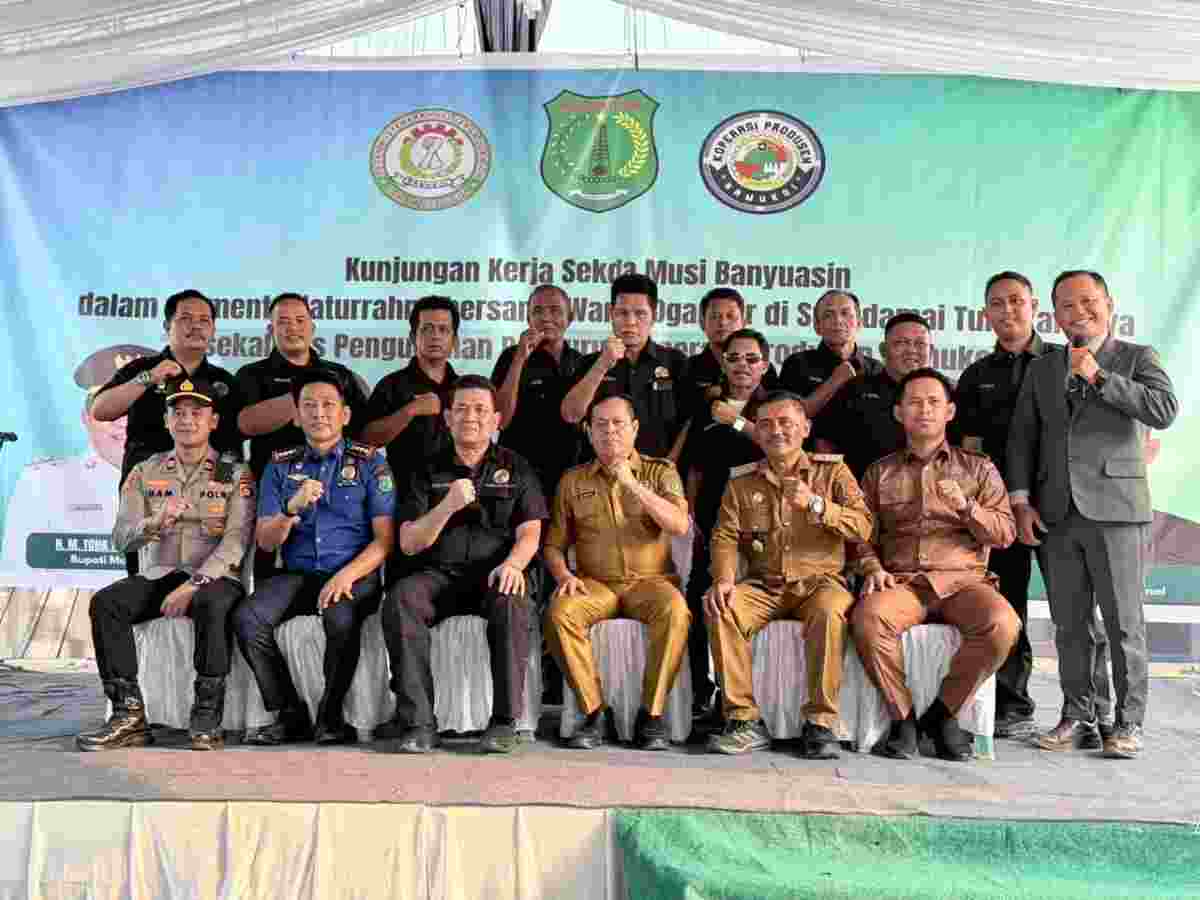 Sekda Muba Drs Syafaruddin, MSi saat menghadiri kegiatan Bamukoi Berbagi sekaligus Pengukuhan Pengurus Koperasi Bamukoi Kabupaten Musi Banyuasin Periode 2026-2031, di Lapangan Dusun 2, Desa Sukadamai, Kecamatan Tungkal Jaya, Selasa (8/9/2026). Foto: Kominfo Muba.