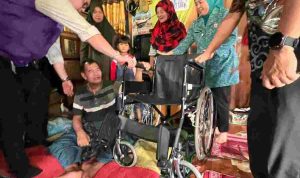 bantuan-40kb (1) Penyaluran bantuan sosial bagi penderita stroke dilakukan Kamis (24/9/2026) dengan melibatkan Dinas Sosial Kota Palembang, Ketua Tim Penggerak (TP) PKK Kota Palembang Hj. Dewi Sastrani Ratu Dewa, serta jajaran Kecamatan Jakabaring, Kamis (24/9/2026). Foto: Kominfo Palembang.