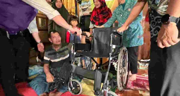 Penyaluran bantuan sosial bagi penderita stroke dilakukan Kamis (24/9/2026) dengan melibatkan Dinas Sosial Kota Palembang, Ketua Tim Penggerak (TP) PKK Kota Palembang Hj. Dewi Sastrani Ratu Dewa, serta jajaran Kecamatan Jakabaring, Kamis (24/9/2026). Foto: Kominfo Palembang.