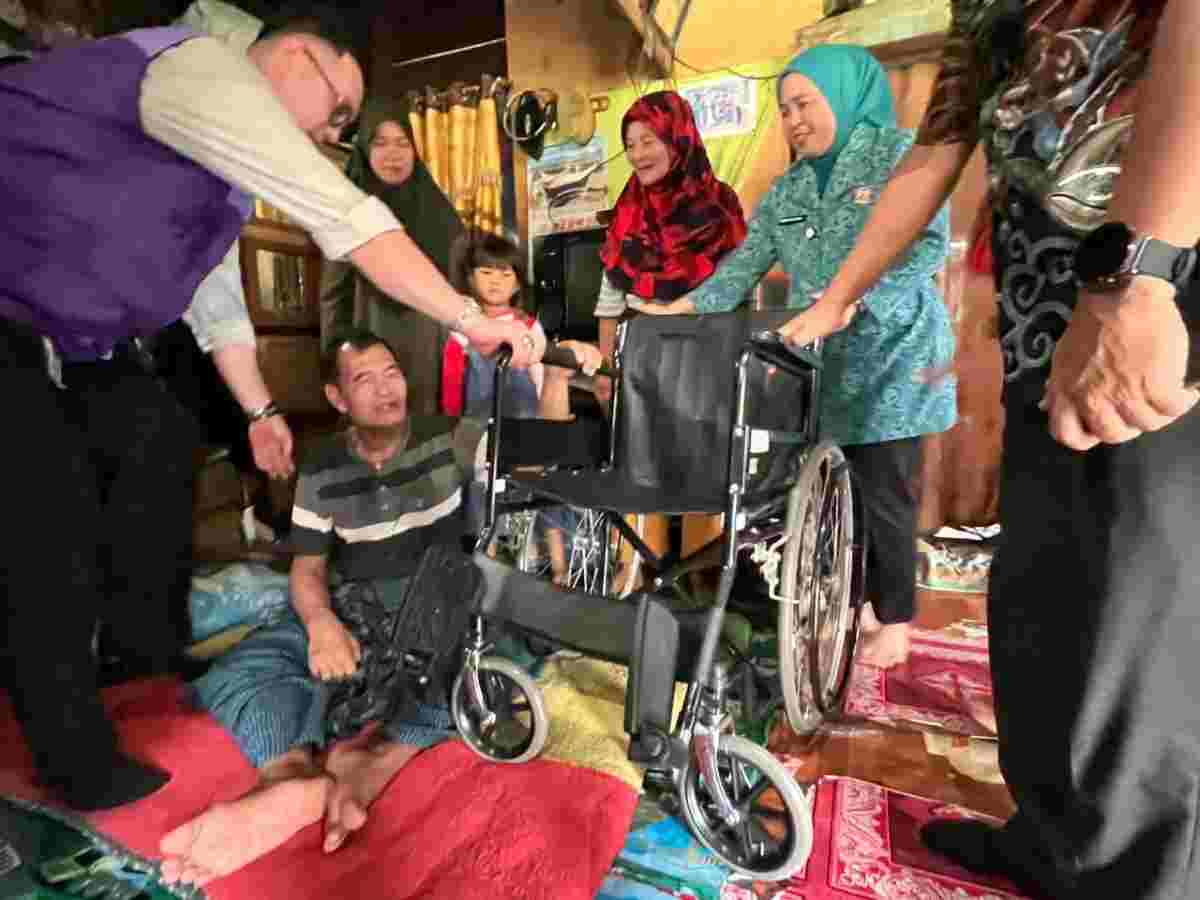 Penyaluran bantuan sosial bagi penderita stroke dilakukan Kamis (24/9/2026) dengan melibatkan Dinas Sosial Kota Palembang, Ketua Tim Penggerak (TP) PKK Kota Palembang Hj. Dewi Sastrani Ratu Dewa, serta jajaran Kecamatan Jakabaring, Kamis (24/9/2026). Foto: Kominfo Palembang.