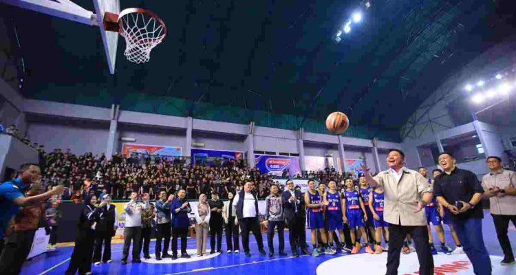 Gubernur Sumsel, Herman Deru saat membuka secara resmi Honda DBL with Kopi Good Day 2026 South Sumatera Series di GOR Dempo, Jakabaring Sport City (JSC) Palembang, Jumat (11/9/2026) sore. Foto: Humas Pemprov Sumsel.