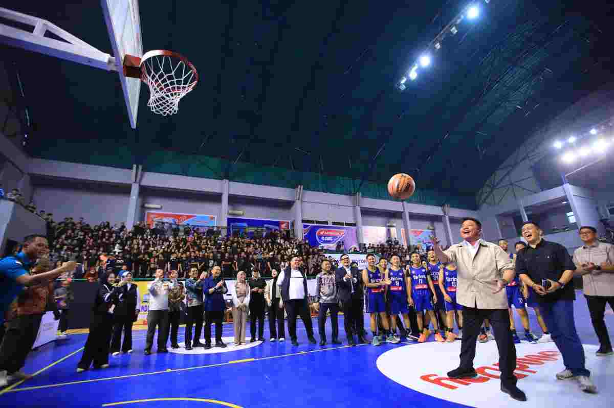 Gubernur Sumsel, Herman Deru saat membuka secara resmi Honda DBL with Kopi Good Day 2026 South Sumatera Series di GOR Dempo, Jakabaring Sport City (JSC) Palembang, Jumat (11/9/2026) sore. Foto: Humas Pemprov Sumsel.