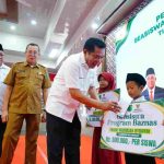 Bupati Musi Banyuasin HM Toha Tohet, SH menyerahkan secara simbolis Bantuan Pendidikan (Beasiswa) kepada siswa SD dan SMP penerima manfaat di Pendopoan Griya Bumi Serasan Sekate Setda Muba, Senin (7/9/2026). Foto: Kominfo Muba.