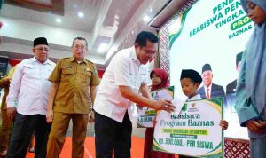Bupati Musi Banyuasin HM Toha Tohet, SH menyerahkan secara simbolis Bantuan Pendidikan (Beasiswa) kepada siswa SD dan SMP penerima manfaat di Pendopoan Griya Bumi Serasan Sekate Setda Muba, Senin (7/9/2026). Foto: Kominfo Muba.