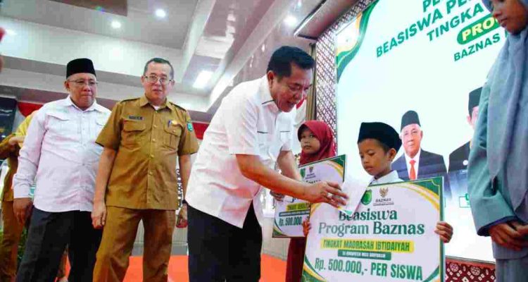 Bupati Musi Banyuasin HM Toha Tohet, SH menyerahkan secara simbolis Bantuan Pendidikan (Beasiswa) kepada siswa SD dan SMP penerima manfaat di Pendopoan Griya Bumi Serasan Sekate Setda Muba, Senin (7/9/2026). Foto: Kominfo Muba.