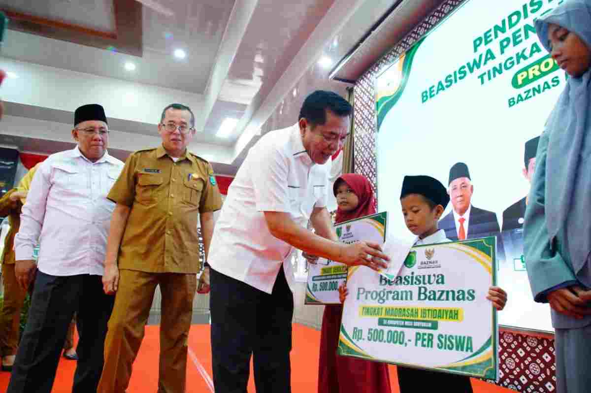 Bupati Musi Banyuasin HM Toha Tohet, SH menyerahkan secara simbolis Bantuan Pendidikan (Beasiswa) kepada siswa SD dan SMP penerima manfaat di Pendopoan Griya Bumi Serasan Sekate Setda Muba, Senin (7/9/2026). Foto: Kominfo Muba.