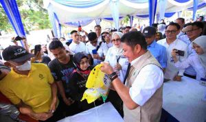 Gubernur Sumsel, Herman Deru saat meninjau pembukaan Bazar Gerakan Pangan Murah (GPM) hasil kerja sama Badan Pangan Nasional (Bapanas) dan LPP TVRI di halaman Kantor TVRI Sumsel, Rabu (2/9/2026) pagi. Foto: Humas Pemprov Sumsel.