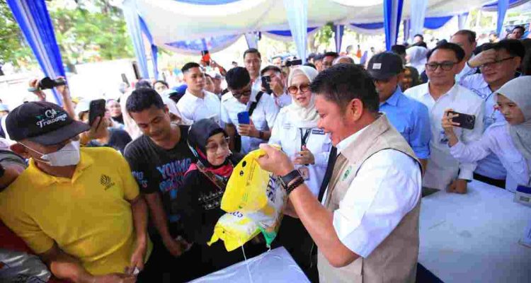 Gubernur Sumsel, Herman Deru saat meninjau pembukaan Bazar Gerakan Pangan Murah (GPM) hasil kerja sama Badan Pangan Nasional (Bapanas) dan LPP TVRI di halaman Kantor TVRI Sumsel, Rabu (2/9/2026) pagi. Foto: Humas Pemprov Sumsel.