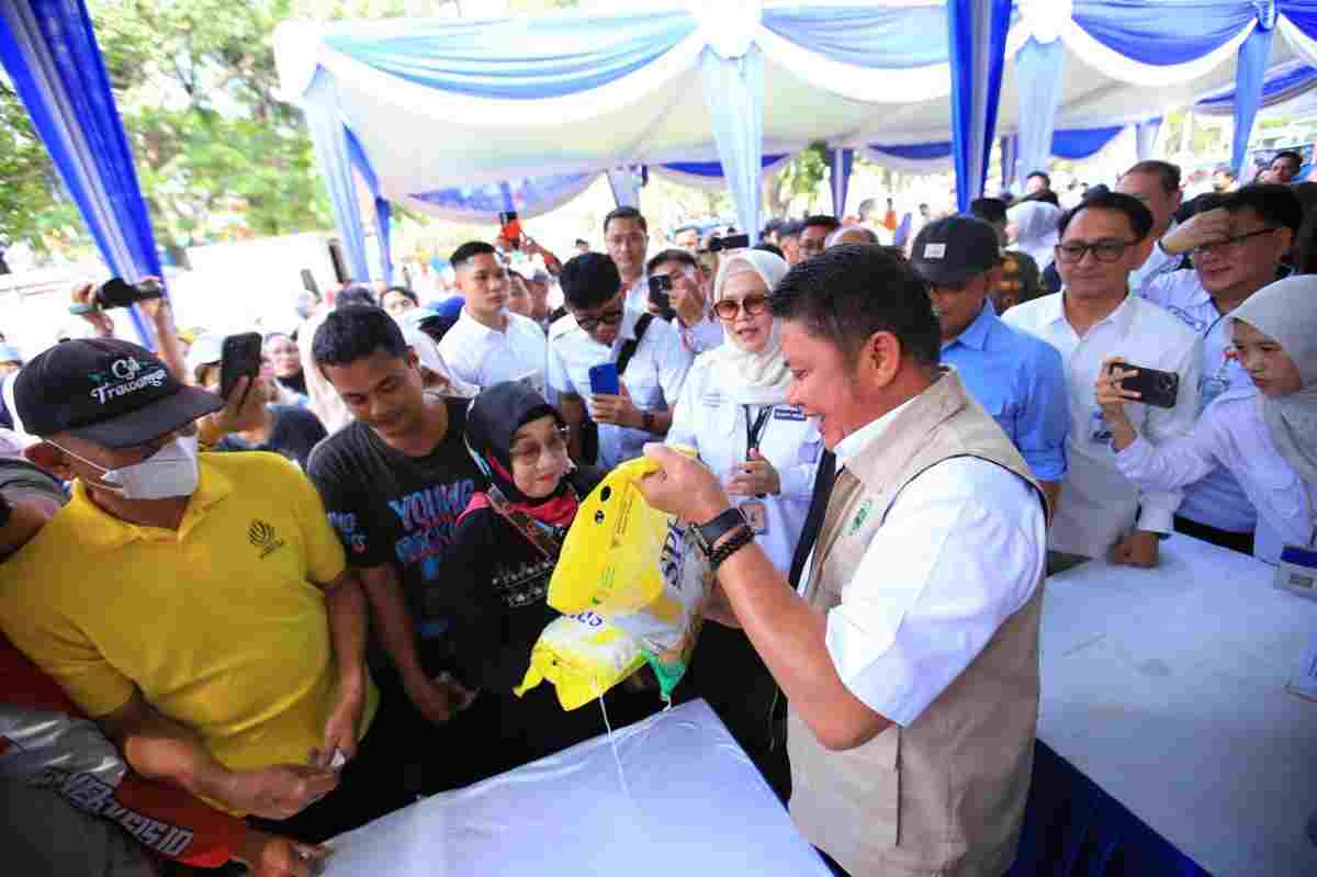 Gubernur Sumsel, Herman Deru saat meninjau pembukaan Bazar Gerakan Pangan Murah (GPM) hasil kerja sama Badan Pangan Nasional (Bapanas) dan LPP TVRI di halaman Kantor TVRI Sumsel, Rabu (2/9/2026) pagi. Foto: Humas Pemprov Sumsel.