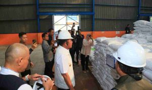 Gubernur Sumatera Selatan (Sumsel) Dr. H. Herman Deru meninjau langsung gudang beras Perum Bulog Taba Bingin, Kota Lubuklinggau, Jumat (4/9/2026). Foto: Humas Pemprov Sumsel.