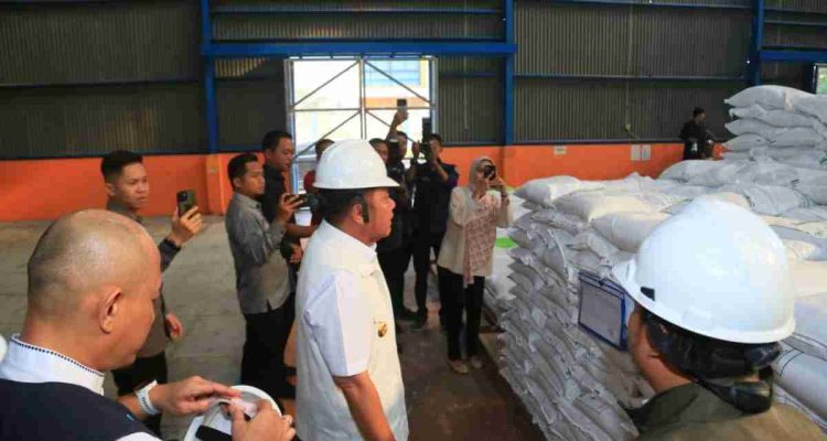 beras-40kb (2) Gubernur Sumatera Selatan (Sumsel) Dr. H. Herman Deru meninjau langsung gudang beras Perum Bulog Taba Bingin, Kota Lubuklinggau, Jumat (4/9/2026). Foto: Humas Pemprov Sumsel.