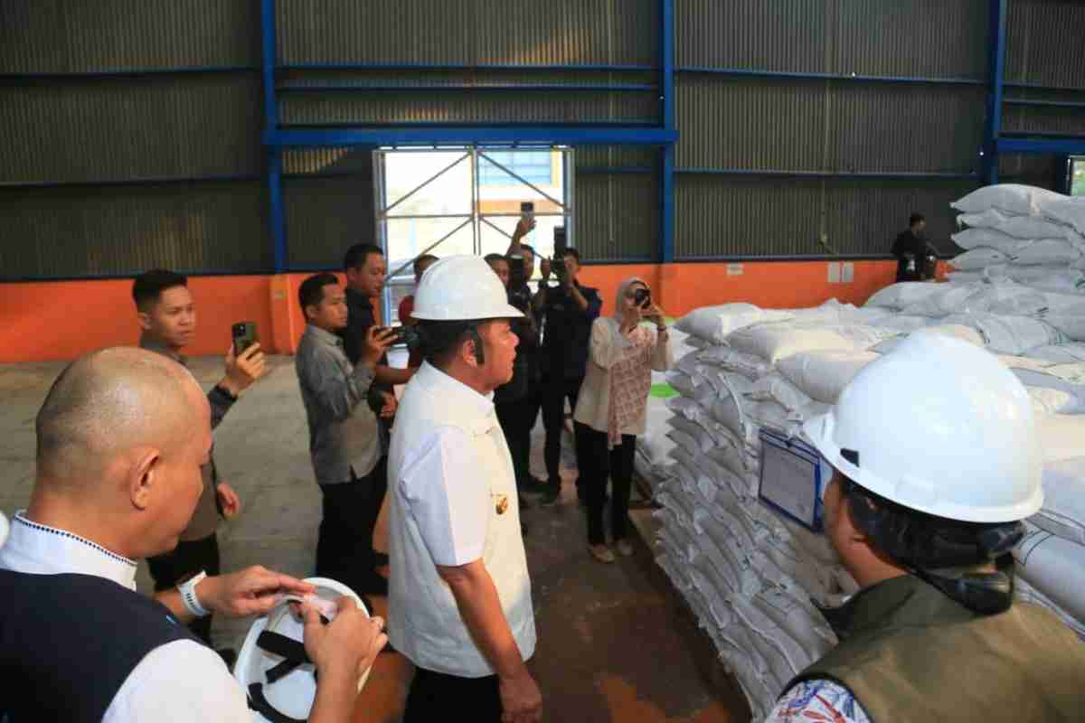 Gubernur Sumatera Selatan (Sumsel) Dr. H. Herman Deru meninjau langsung gudang beras Perum Bulog Taba Bingin, Kota Lubuklinggau, Jumat (4/9/2026). Foto: Humas Pemprov Sumsel.