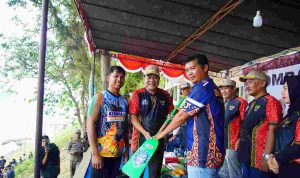 Bupati Muba, HM Toha melepas lomba bidar. Foto: Kominfo Muba.