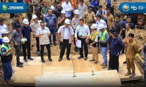 Gubernur Sumsel, Herman Deru saat melakukan groundbreaking pembangunan jembatan Seleman Ulu di Desa Seleman Ulu, Kecamatan Muara Pinang, Kabupaten Empat Lawang, Selasa (22/9/2026). Foto: Humas Pemprov Sumsel.