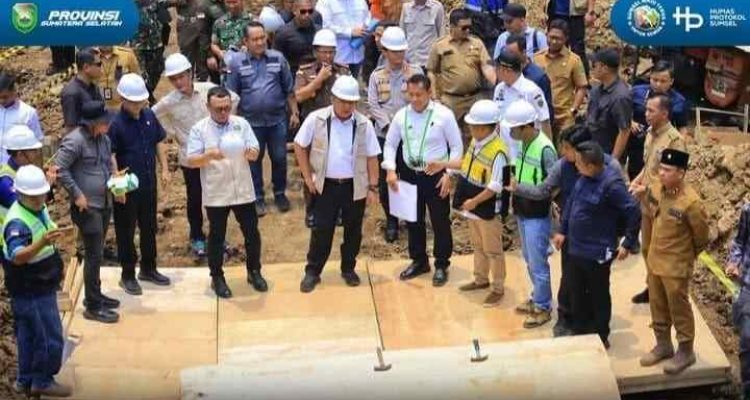 Gubernur Sumsel, Herman Deru saat melakukan groundbreaking pembangunan jembatan Seleman Ulu di Desa Seleman Ulu, Kecamatan Muara Pinang, Kabupaten Empat Lawang, Selasa (22/9/2026). Foto: Humas Pemprov Sumsel.