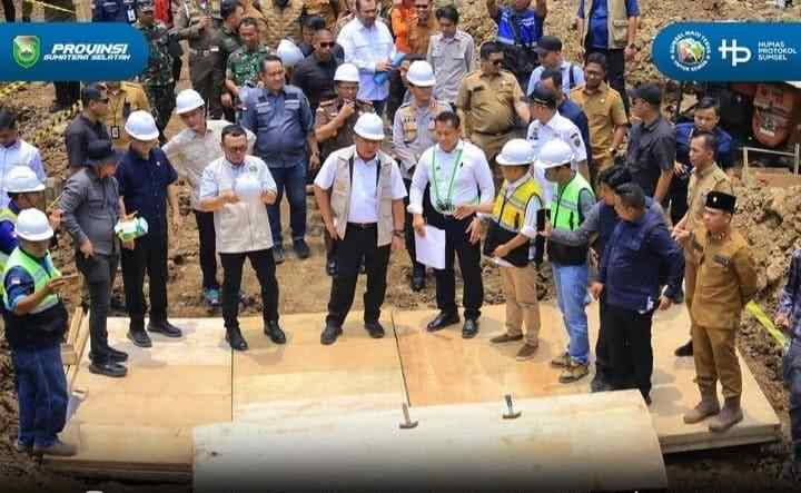 Gubernur Sumsel, Herman Deru saat melakukan groundbreaking pembangunan jembatan Seleman Ulu di Desa Seleman Ulu, Kecamatan Muara Pinang, Kabupaten Empat Lawang, Selasa (22/9/2026). Foto: Humas Pemprov Sumsel.