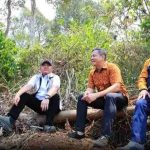 Gubernur Sumatera Selatan (Sumsel), H. Herman Deru usai melakukan Ground Breaking Hauling Road Project PT Abadi Ogan Cemerlang di Desa Keban Agung, Kecamatan Semidang Aji, Kabupaten Ogan Komering Ulu (OKU), Selasa (15/9/2026). Foto: Humas Pemprov Sumsel.