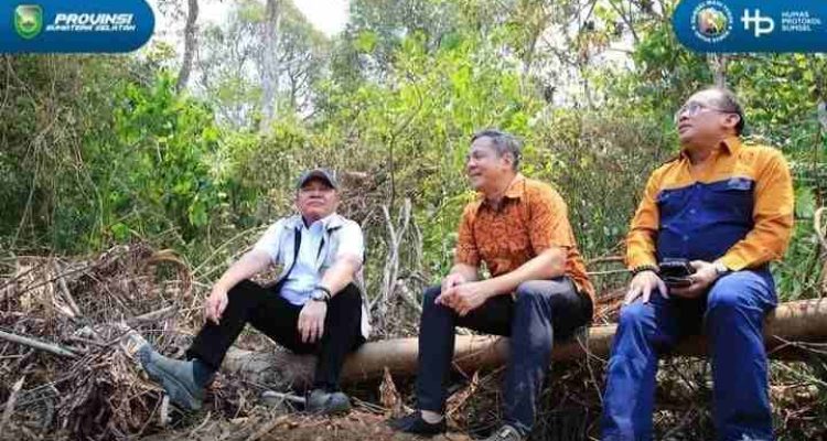 Gubernur Sumatera Selatan (Sumsel), H. Herman Deru usai melakukan Ground Breaking Hauling Road Project PT Abadi Ogan Cemerlang di Desa Keban Agung, Kecamatan Semidang Aji, Kabupaten Ogan Komering Ulu (OKU), Selasa (15/9/2026). Foto: Humas Pemprov Sumsel.