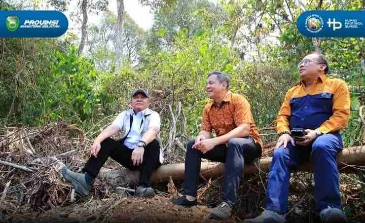Gubernur Sumatera Selatan (Sumsel), H. Herman Deru usai melakukan Ground Breaking Hauling Road Project PT Abadi Ogan Cemerlang di Desa Keban Agung, Kecamatan Semidang Aji, Kabupaten Ogan Komering Ulu (OKU), Selasa (15/9/2026). Foto: Humas Pemprov Sumsel.