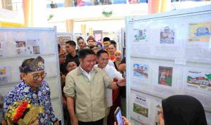 Gubernur Sumatera Selatan Herman Deru mendampingi menteri Kebudayaan Fadli Zon menghadiri Sriwijaya Philately Exhibition 2026 yang digelar di atrium Palembang Square Mall (PS Mall) Palembang. Foto: Humas Pemprov Sumsel.